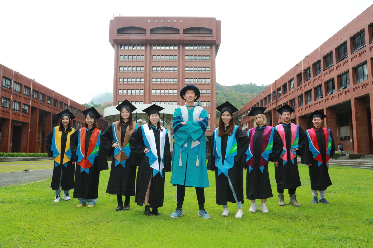 To celebrate its 40th anniversary, National Sun Yat-sen University reshaped the graduation robes for bachelor, master and Ph.D. degree graduates!
