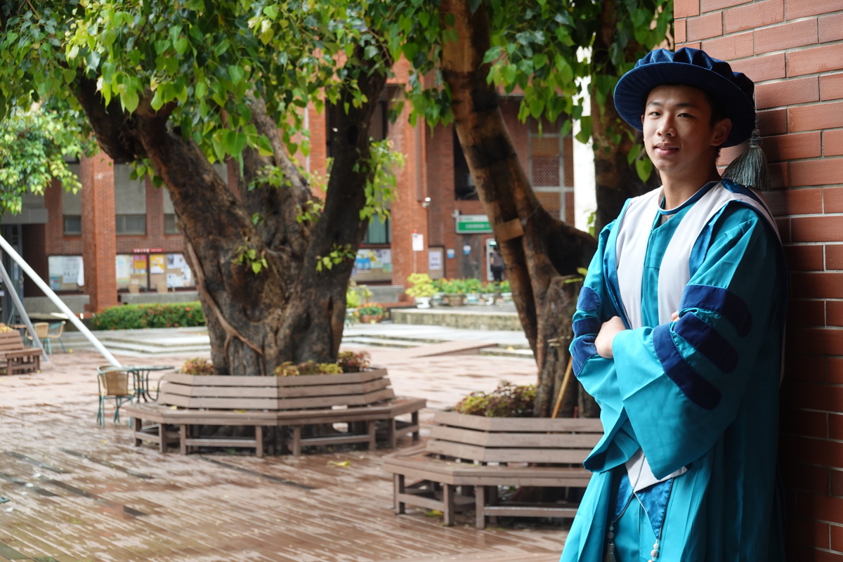 Turquoise-colored robes are reserved for Ph.D. graduates.Image