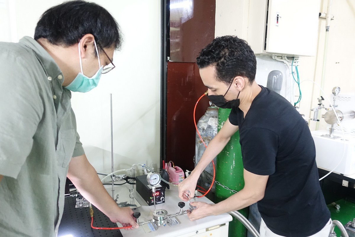 To measure the efficiency of the production rate of hydrocarbon fuels using specific photocatalysts, Professor Lee first places a sample with the nanostructured photocatalyst inside the vacuum chamber of the reactor, and then pumps CO2 and water vapor to the chamber with the solar simulator on. After about one hour, he extracts the obtained gas species with an air-tight syringe and injects them to the gas chromatography system to measure the concentration and the efficiency of the production rate.