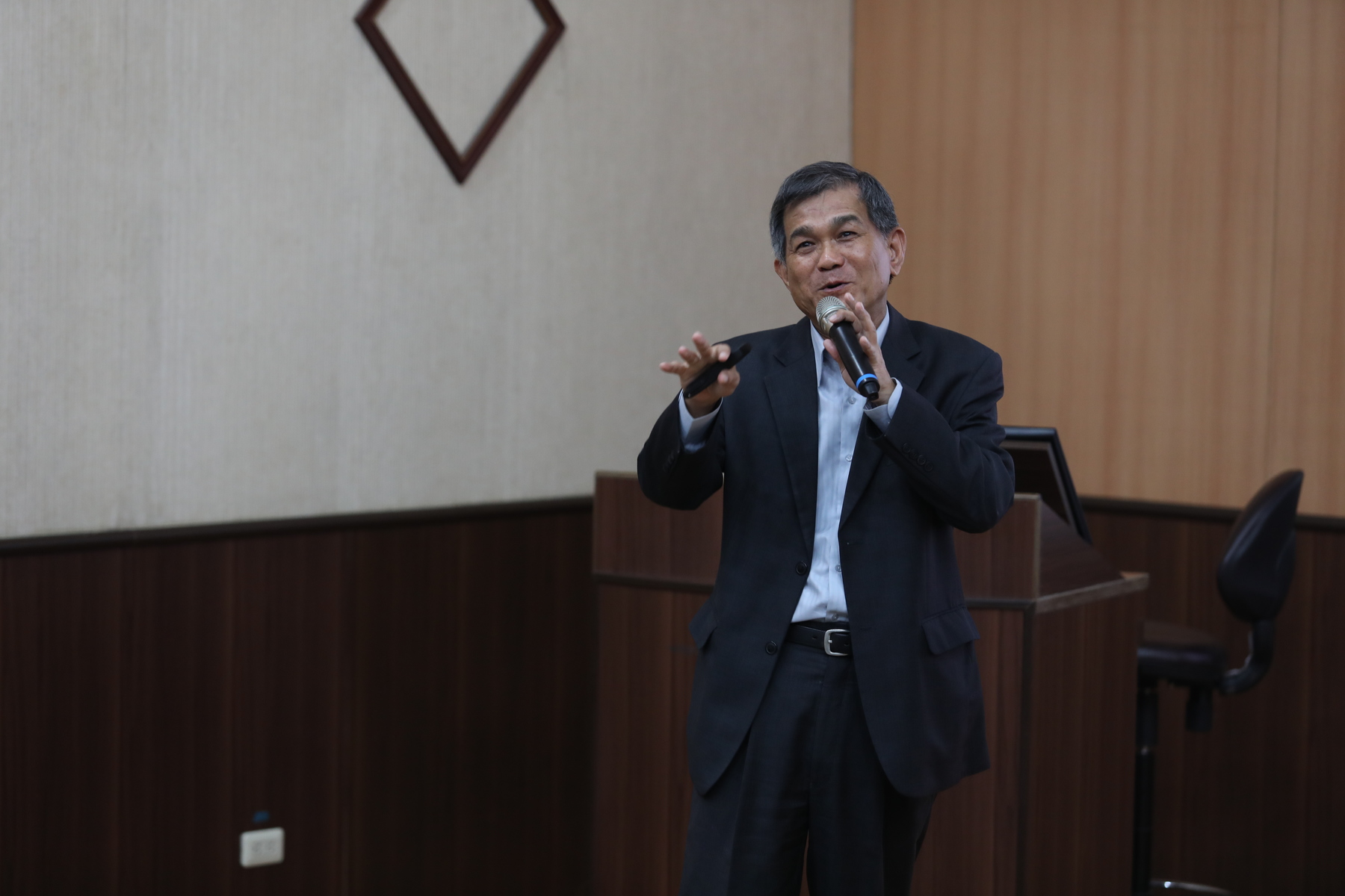 Hung-Duen Yang discusses milestones in room-temperature superconductivity research and physicists’ race for Nobel PrizeImage
