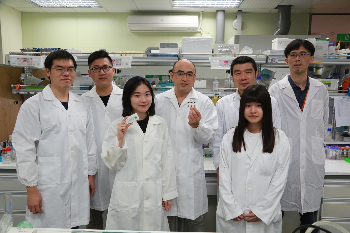 The research team of Associate Professor Hung-Wei Yang (fourth from the left) of the Institute of Medical Science and Technology of National Sun Yat-sen University developed a rapid test kit using a highly catalytic nanomaterial and biomolecular patterning techniques to create an original ultra-sensitive measurement flask (EasyVial). It is a different technology than the one applied by the tests available on the market, which are based on the same technology as home pregnancy tests.