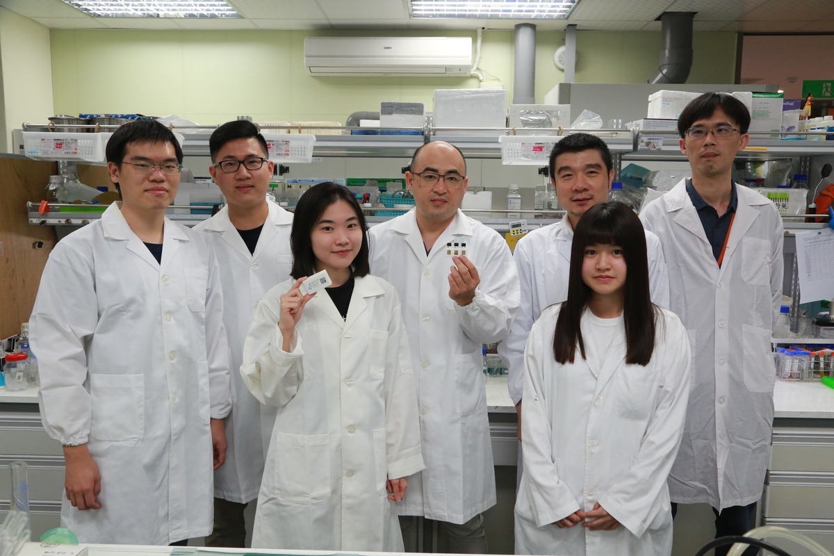 The research team of Associate Professor Hung-Wei Yang (fourth from the left) of the Institute of Medical Science and Technology of National Sun Yat-sen University developed a rapid test kit using a highly catalytic nanomaterial and biomolecular patterning techniques to create an original ultra-sensitive measurement flask (EasyVial). It is a different technology than the one applied by the tests available on the market, which are based on the same technology as home pregnancy tests.Image
