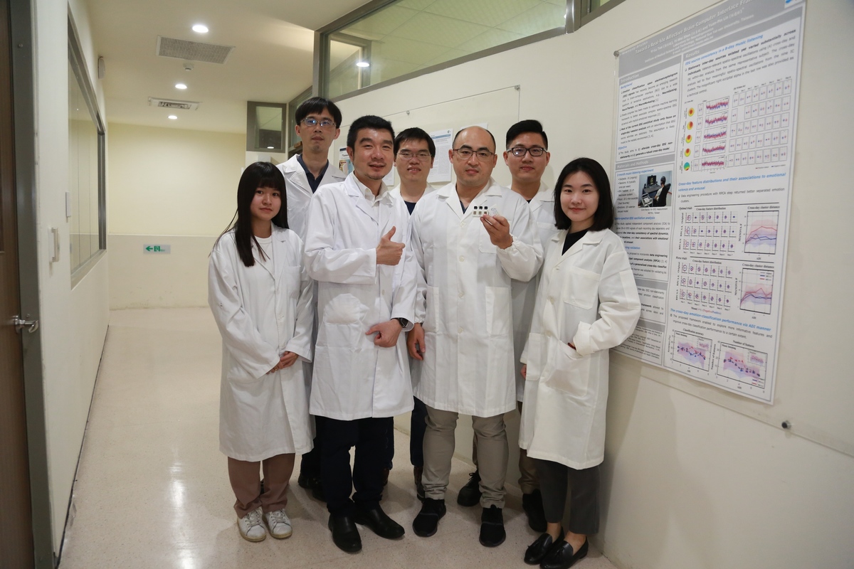 In the first row, from the left are doctoral student Chih-Yen Lin and Associate Professor Sheng-Fan Wang of the Department of Medical Laboratory Science and Biotechnology, KMU, Associate Professor Hung-Wei Yang of the Institute of Medical Science and Technology, NSYSU, and Ying-Pei Hsu of the Department of Materials and Optoelectronic Science, NSYSU. In the back row, from the left are Assistant Research Fellow Wen-Hung Wang of the Division of Infectious Diseases, KMU, and Hao-Han Pang and Nan-Hsi Li of the Institute of Biomedical Sciences, NSYSU.