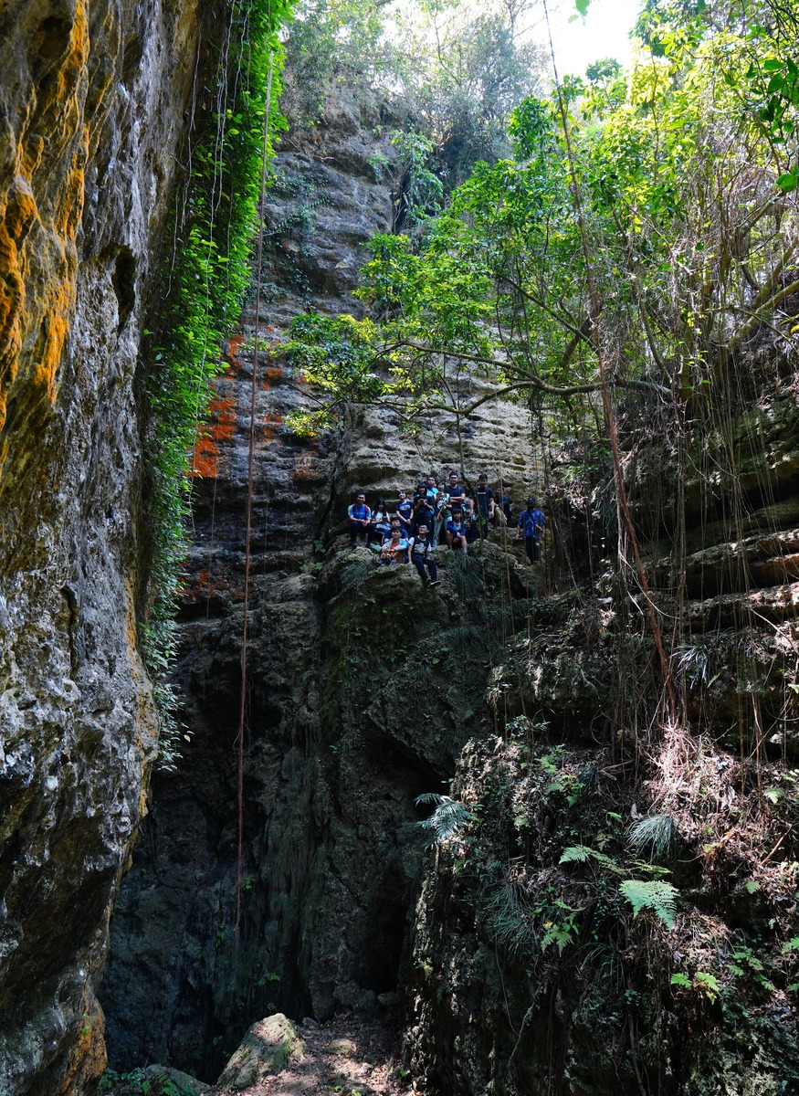 Restore our Earth: NSYSU students remove invasive species in Chaishan Mountain