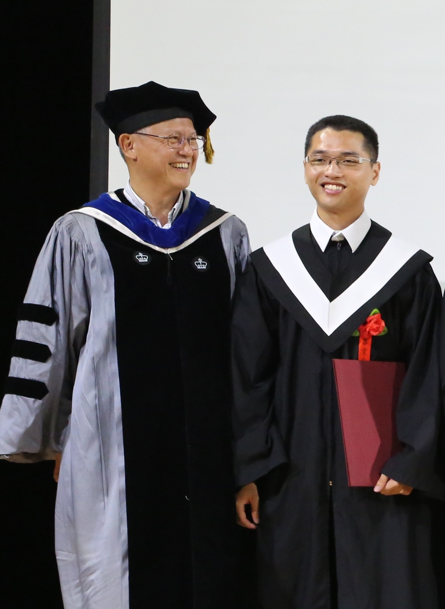 曾懿霆與理學院周雄院長合影圖片