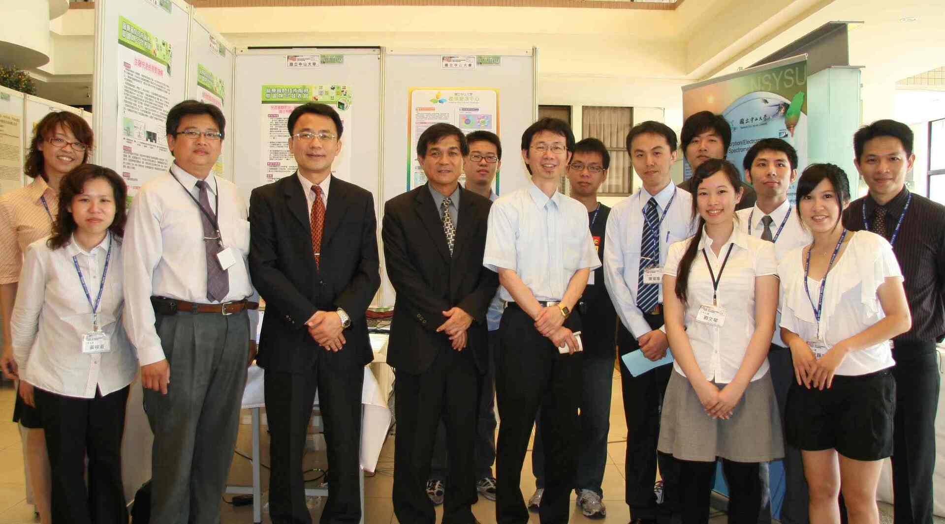 中山大學產學營運中心與校長合影圖片