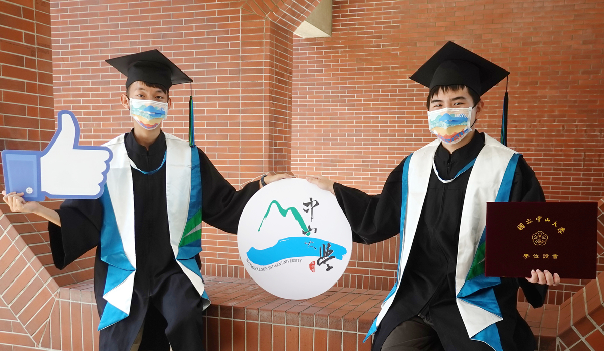 NSYSU launched a financial aid program for this year’s graduates whose families’ financial situation was affected by the pandemic, and gave out special souvenir face masks with a print featuring the campus scenery.