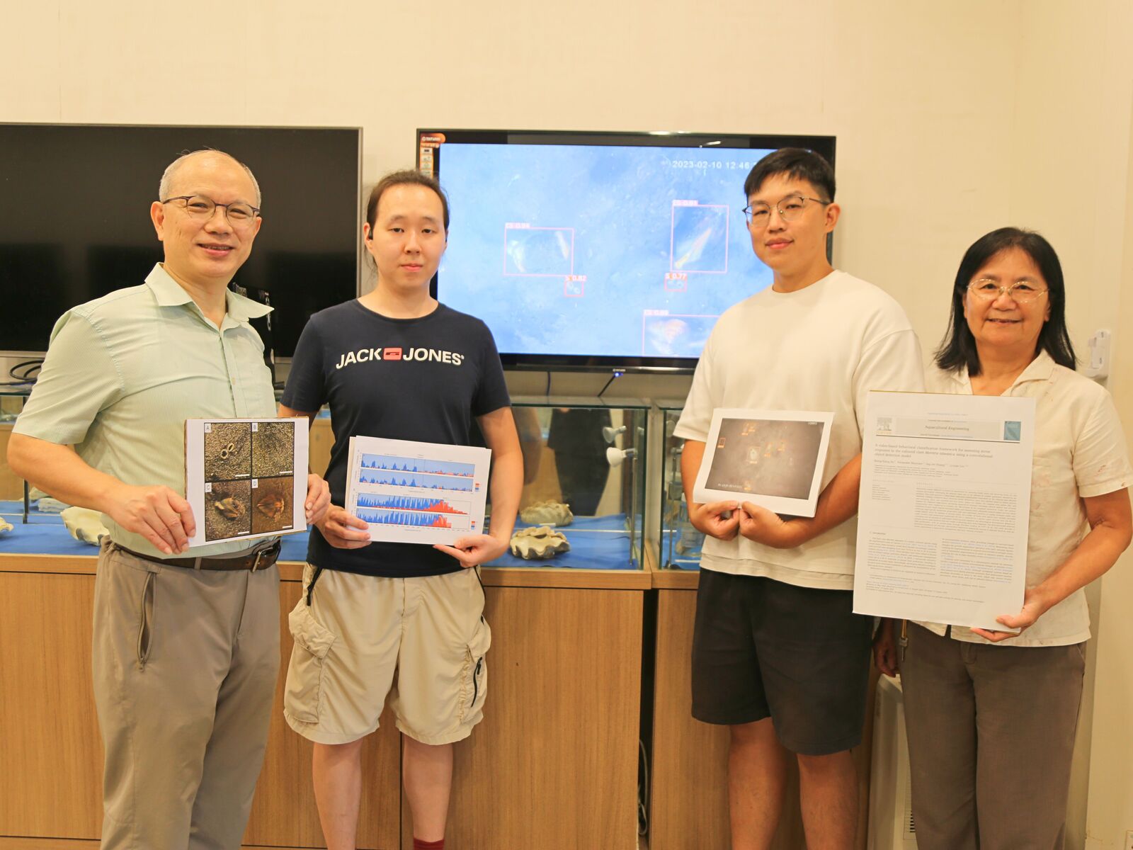 Doctoral student Sheng-Xiang Xu (second from right) and Professor Li-Lian Liu (first from right) from NSYSU's Department of Oceanography collaborated with doctoral student Alexander Munyaev (second from left) and Professor Ing-Jer Huang (first from left) from the Department of Computer Science and Engineering to monitor the behaviors of hard clams using AI technology.Image