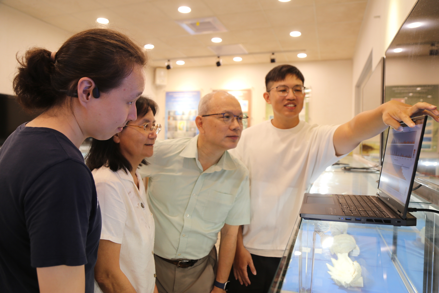 The cross-disciplinary research team at NSYSU uses AI monitoring to study the escape behaviors of hard clams.Image