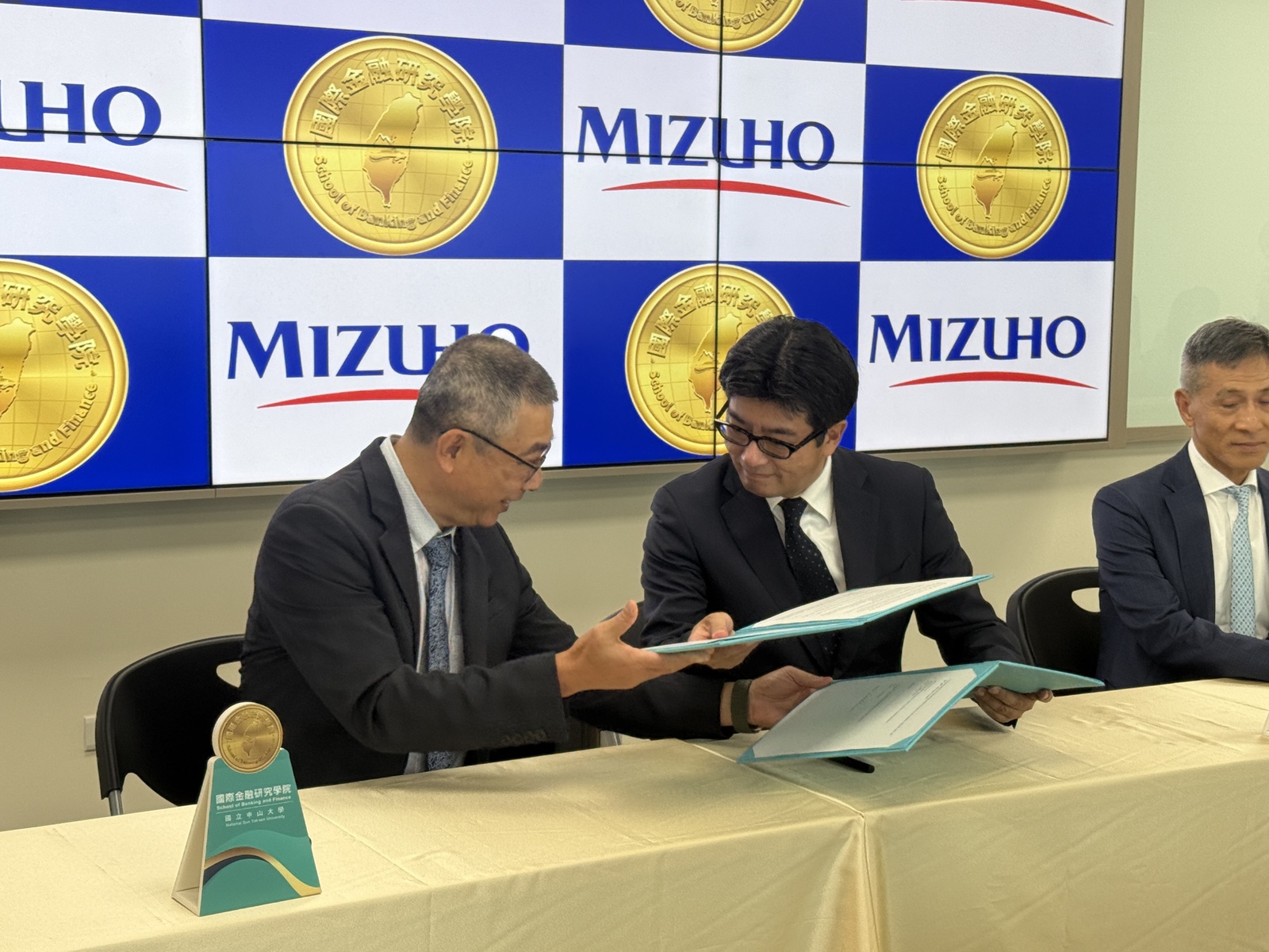 NSYSU Senior Vice President and Dean of the School of Banking and Finance Chih-Wen Kuo (left) and General Manager of Mizuho Bank Takehito Onishi.Image