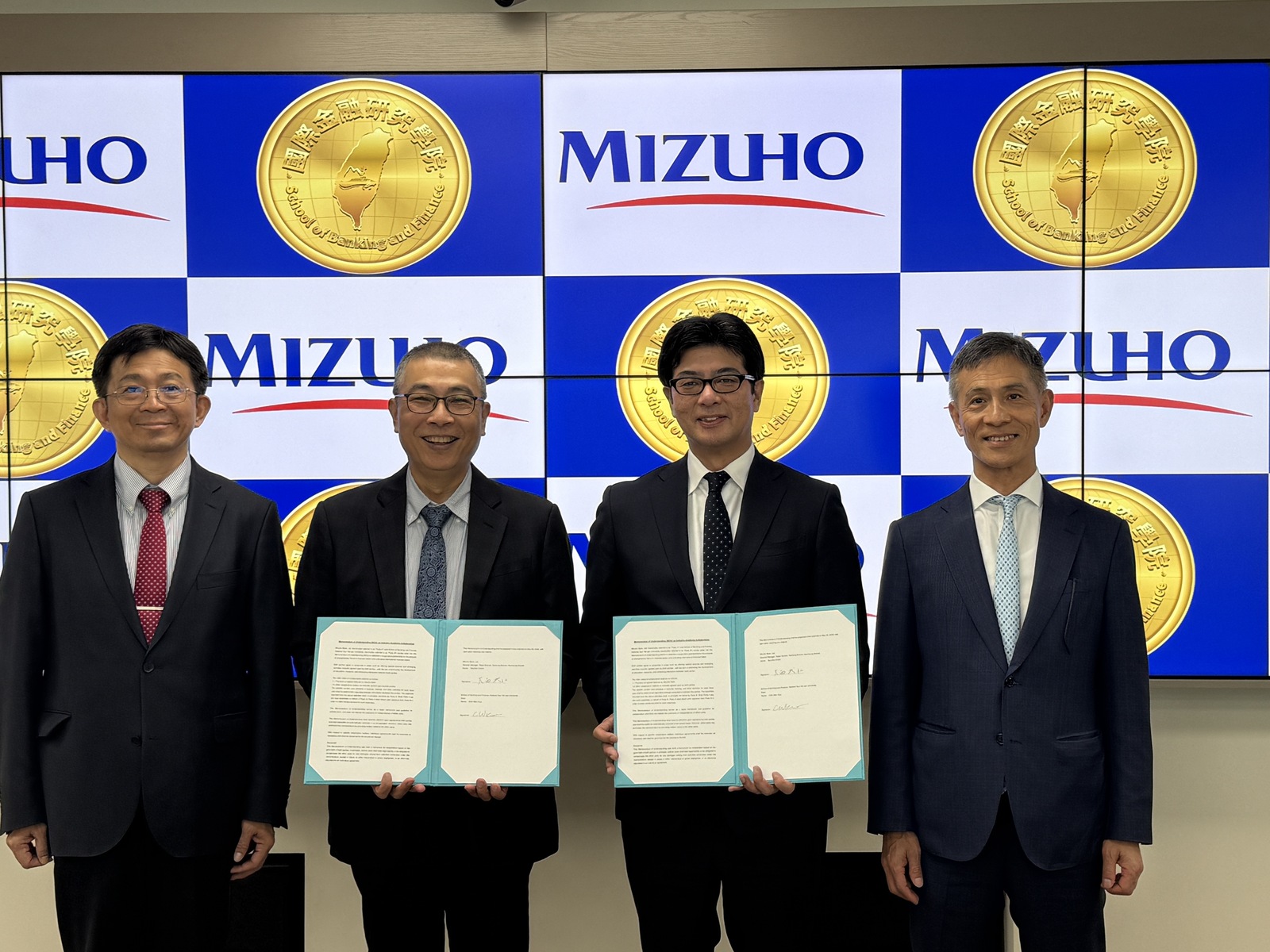 From left: NSYSU President Chih-Peng Li, Senior Vice President and Dean of the School of Banking and Finance Chih-Wen Kuo, General Manager of Mizuho Bank Takehito Onishi, and Managing Director of Mizuho Bank Eric Lin.Image