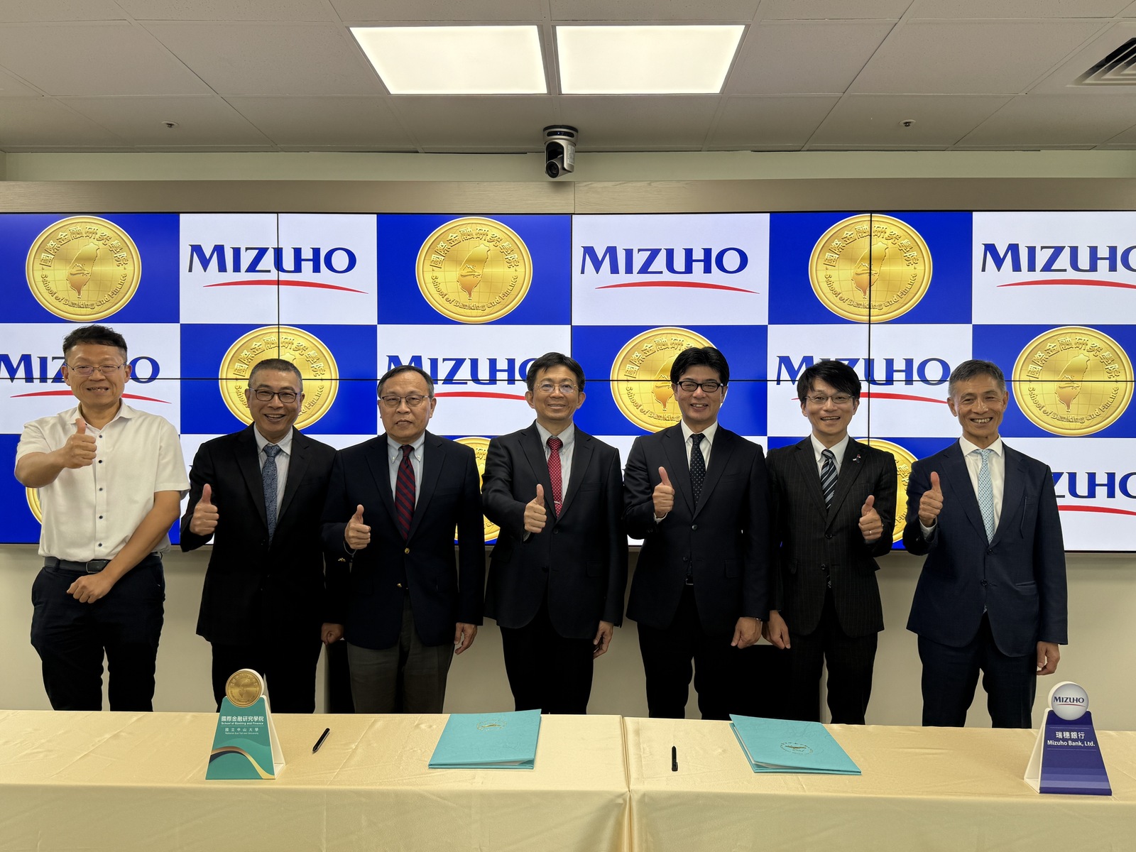 From left: Shao-Yu Yen, Senior Executive Officer of the Economic Development Bureau of the Kaohsiung City Government; Chih-Wen Kuo, NSYSU Senior Vice President and Dean of the School of Banking and Finance; Joseph Lyu, Chairman of the Chinese International Economic Cooperation Association; Chih-Peng Li, NSYSU President; Takehito Onishi, General Manager of Mizuho Bank; Kenichiro Koreeda, Deputy Director-General of the Kaohsiung Office of the Japan-Taiwan Exchange Association; and Eric Lin, Managing Director of Mizuho Bank.Image