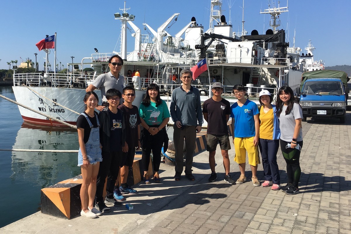 Professor Keryea Soong of the Department of Oceanography of National Sun Yat-sen University (with dark sunglasses) with his research team / photo by Yi Wei