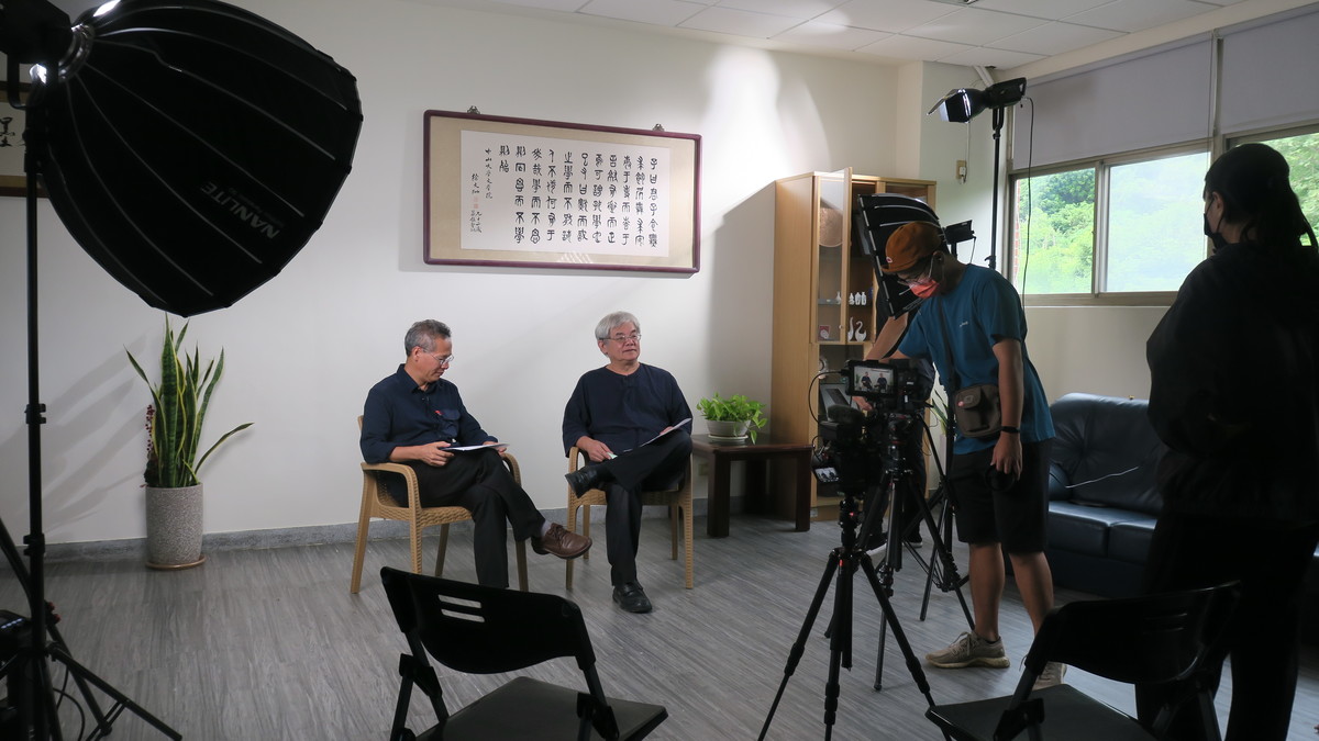 Dean of the College of Liberal Arts Hsi-San Lai (on the left) interviewed Chair Professor Rur-Bin Yang of National Tsing Hua University (on the right).