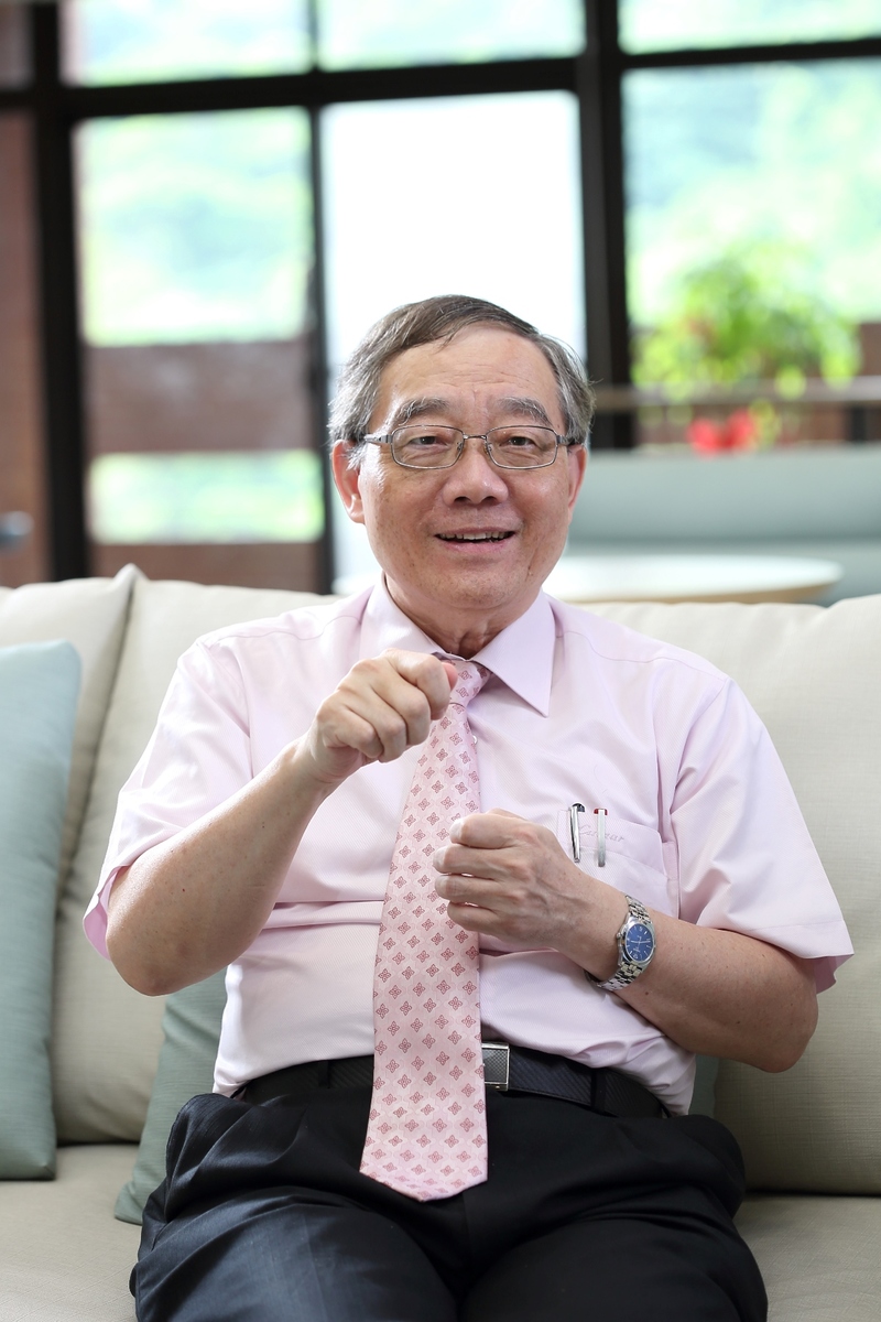 Late Lifetime National Chair Professor of the Ministry of Education Ting-Peng Liang was posthumously awarded the title of 2021 Outstanding Alumnus in the category of Academic Excellence.