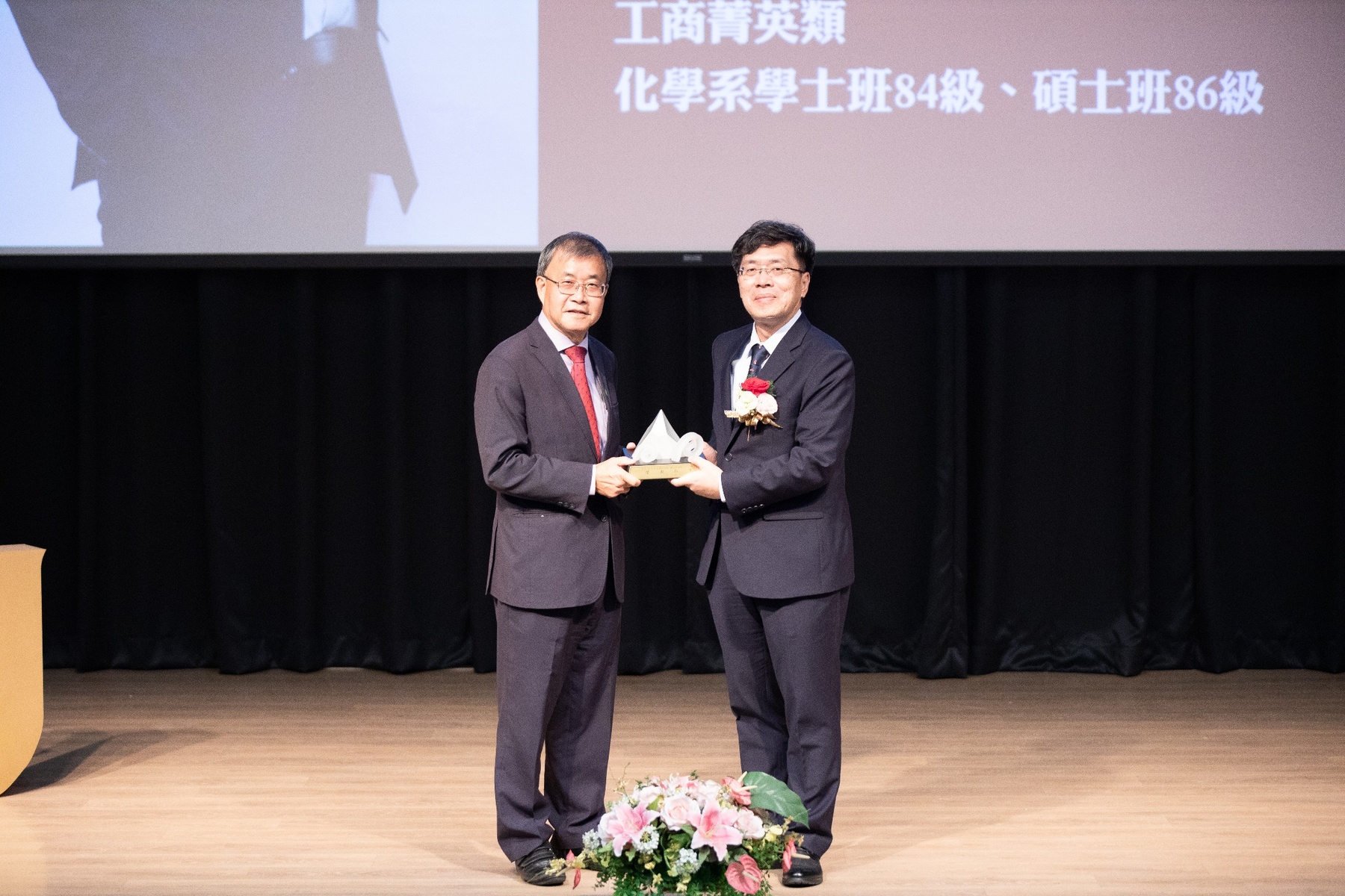 Founder and Chairman of GreenFILTEC Sven Huang, a graduate of the Department of Chemistry (BS, 1995, MS, 1997), received the Outstanding Alumni Award in the category of Business Elite.