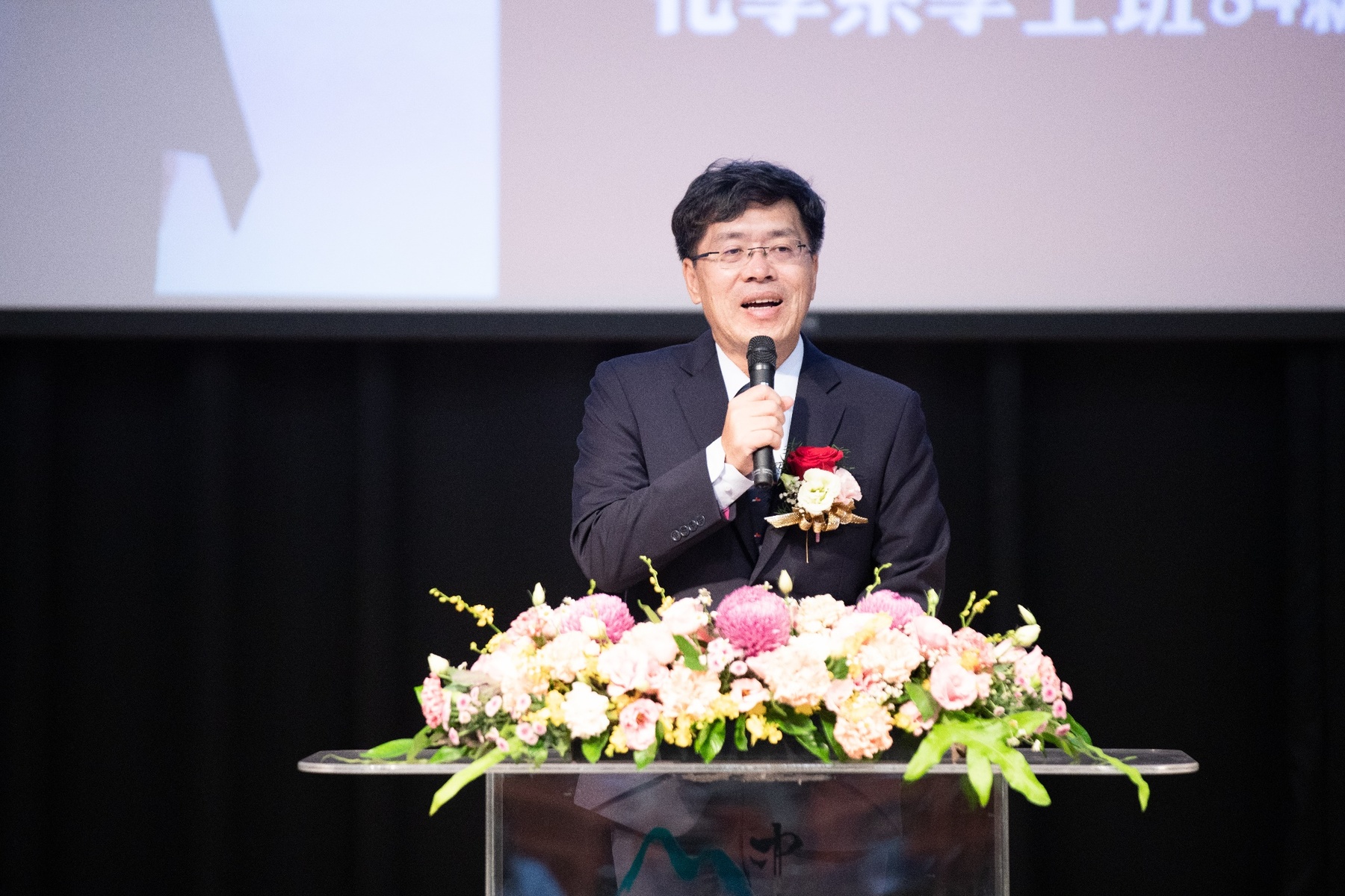 Sven Huang established GreenFILTEC in 2014, developing chemical filters for semiconductor factories and mobile micro-pollution filtration systems, mainly to be used in advanced semiconductor processes. His company became a close partner of major semiconductor tech firms. In 2018, the company was awarded the 15th National Brand Yushan Award for Best Product and in 2019, it was awarded the 42th Award for Models of Taiwan Entrepreneurship by the Ministry of Economic Affairs. In 2020, GreenFILTEC continuously donated compound independent isolation cabins and positive pressure testing booths making a contribution to the COVID-19 pandemic prevention in Taiwan. In response to Taiwan government's policy of retaining domestic industries, Chairman Huang will invest NT$430 million in the green industry in Tainan Southern Taiwan Science Park in 2021. As the current President of the Department of Chemistry Alumni Association, he has been closely interacting with the University and the industry, attracting resources to the industry and providing employment opportunities to NSYSU students.