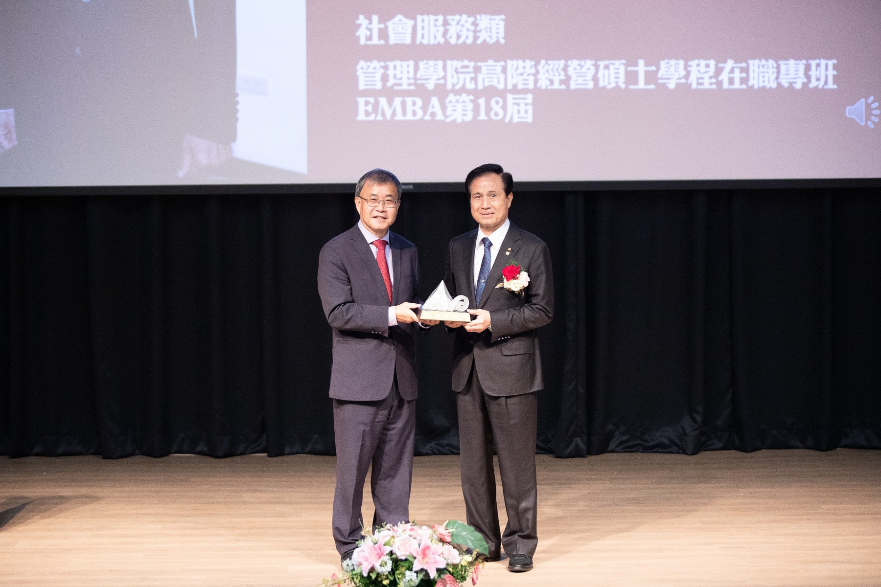 Chairman of Chen Lan Recycling Chiu-Lien Tseng (on the right) is a 2017 graduate of the EMBA program. He received the Outstanding Alumni Award in the category of Social Service.