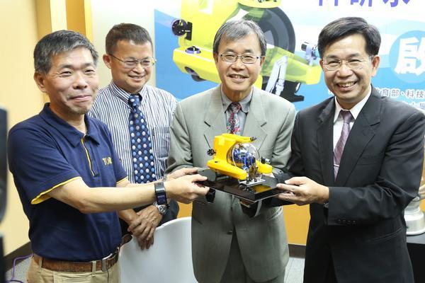 From left: TORI Chair Chau-Chang Wang, NSYSU Department of Electrical Engineering Professor Chua-Chin Wang, NSYSU President Ying-Yao Cheng, Minister of Education Wen-Chung Pan