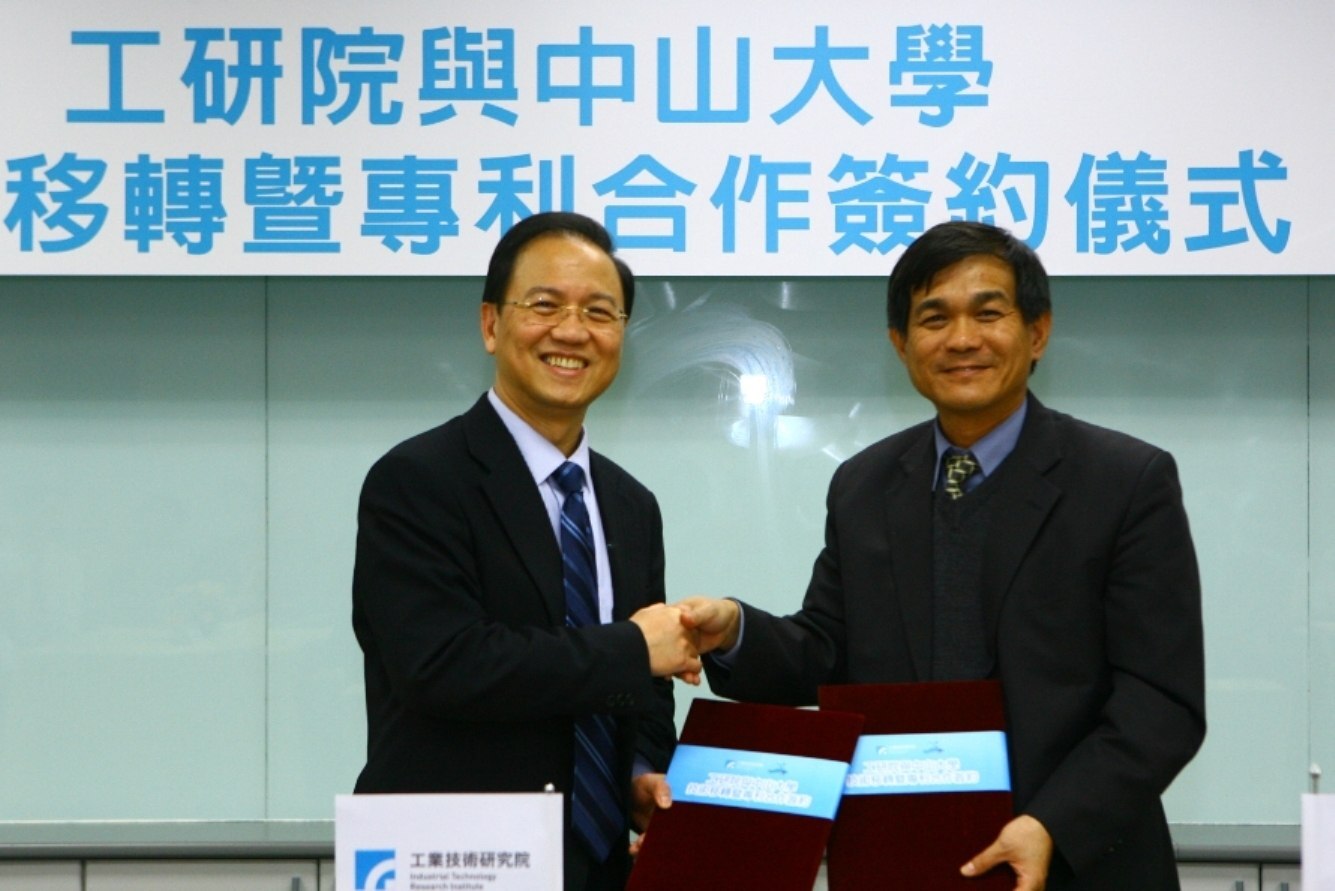 中山大學與中研院簽訂合作，由工研院院長李鍾熙(左)與中山大學校長楊弘敦代表簽訂圖片