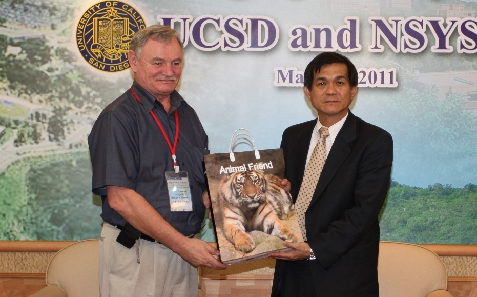 Dr. Yury N Kulchin致贈紀念品圖片