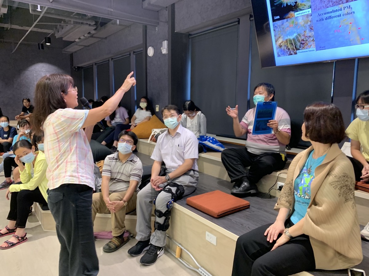 Professor Li-Lian Liu of the Department of Oceanography gave a lecture on the influence of aerosols on the marine ecosystem.Image