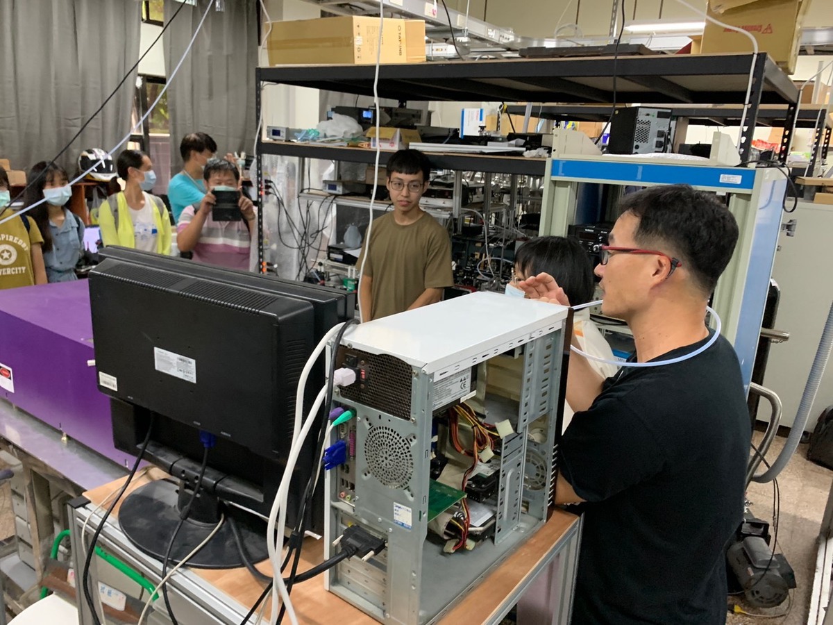 Assistant Professor Chao-Yu Chung of the Department of Chemistry (first on the left) demonstrated the technology of high-resolution infrared spectrophotometer he developed.Image