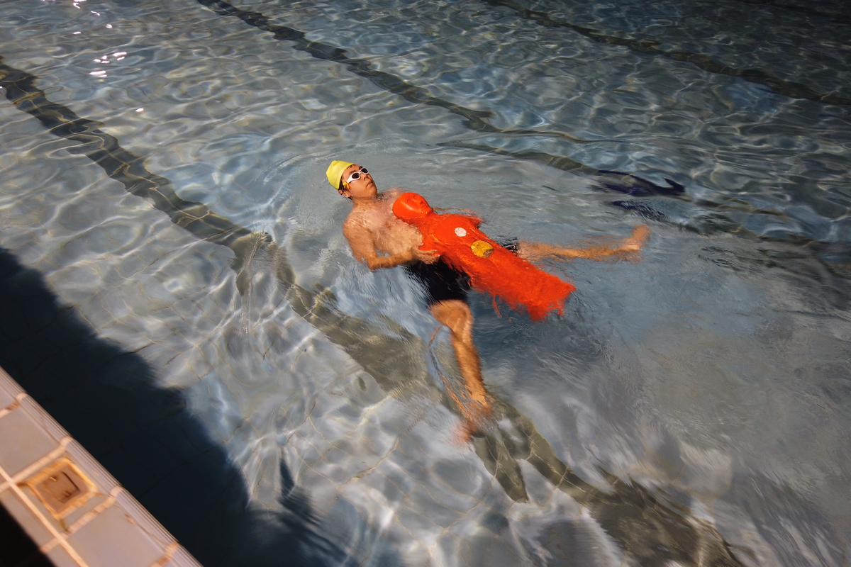 Life-saving technique – towing a dummy doll / Photo by NSYSU