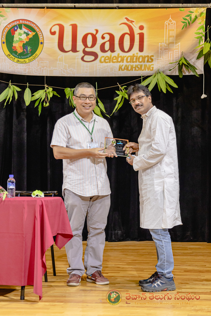 President of Taiwan Telugu Association (on the right) hands the event souvenir to Vice President for International Affairs Dr. Chih-Wen Kuo.