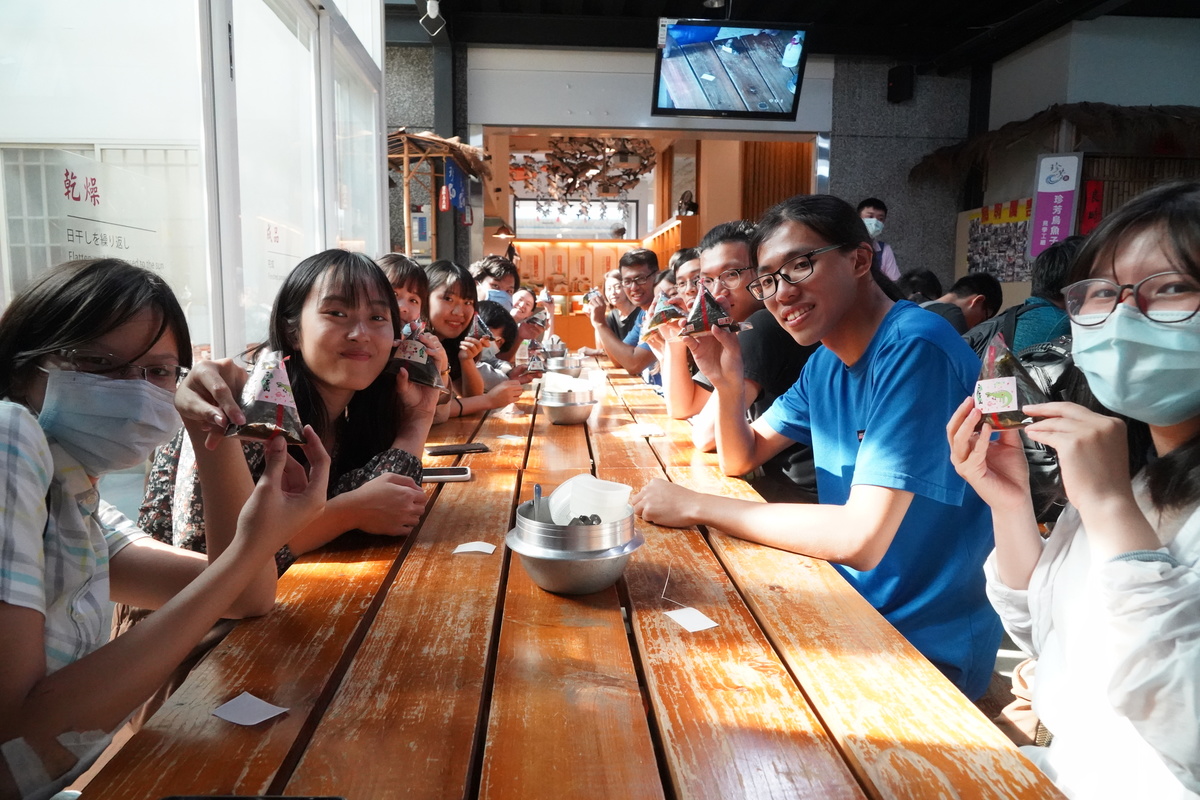 The students of the course, who came from Taiwan and Japan, visited Jhen-Fang Mullet Roe Factory and took this opportunity to learn to make rice rolls with mullet roe and gained knowledge on the dietary culture of their countries.