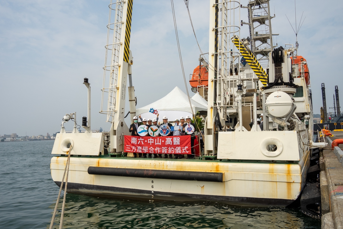 NSYSU, Nan Liu Enterprise, and KMU signed the cooperation agreement on the deck of R/V New Ocean Researcher 3, a world-class multi-purpose research vessel, symbolizing the strong marine research expertise of the team and boundless future development opportunities.
