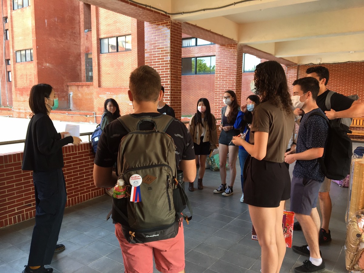After the Czech students’ self-health management period, OIA and student buddies helped them settle in the Wuling International Dormitory.