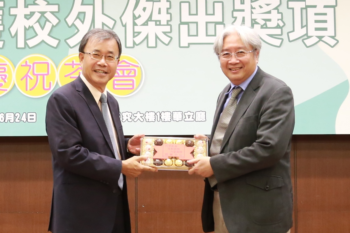 Professor Jentaie Shiea (on the right) of the Department of Chemistry won the 2019 Outstanding Research Award of the Ministry of Science and Technology