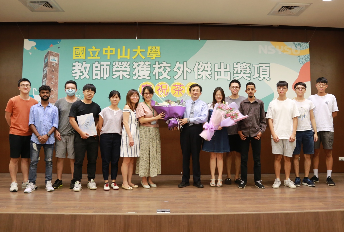 Professor Chih-Peng Li with his students