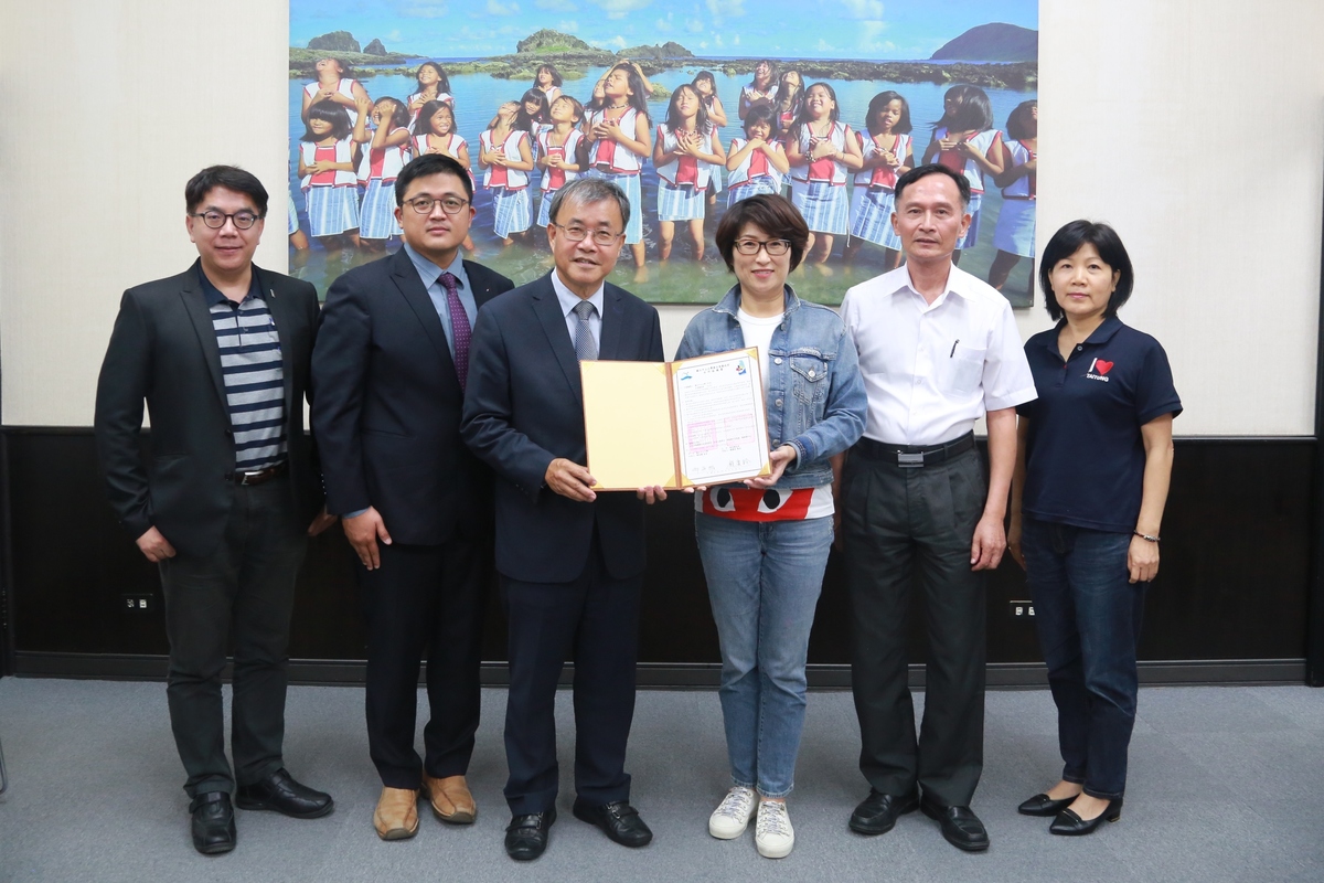 To cultivate medical staff for Taitung County, NSYSU tied an alliance with Taitung County Government. From the left is Director of the Institute of Biopharmaceutical Sciences Professor Jim Jinn-Chyuan Sheu, Professor of the Department of Chemistry and Associate Vice President for Academic Affairs Po-Chiao Lin, NSYSU President Ying-Yao Cheng, Taitung County Mayor Rao Ching-Ling, Director-General of the Public Health Bureau of Taitung County Government Ming-En Huang, Chief of Medical Affairs Section of Taitung County Public Health Bureau Ming-Hsia Chung.