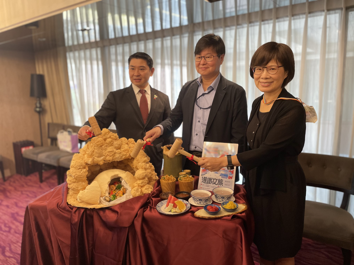 National Sun Yat-sen University, the Kaohsiung Museum of History, and Chateau de Chine Hotel Kaohsiung jointly launched a guided tour introducing the culture of the port and railway station area. From the right are: Executive Director of Social Engagement Center at NSYSU, Professor Ching-Li Yang, Yu-Fong Wang – Director of Kaohsiung Museum of History, and Chun-Yu Lin – General Manager of Chateau de Chine Hotel Kaohsiung.
