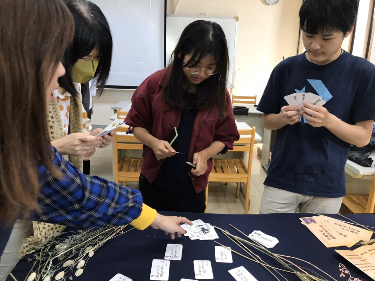 Students of Chinese Literature learn classical Chinese poetry with board games!