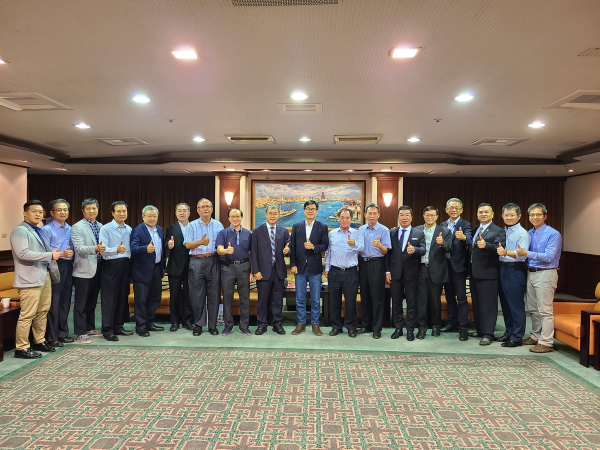 President Ying-Yao Cheng and Director of the Alumni Service Center Chi-Cheng Wu together with outstanding entrepreneurs and alumni of NSYSU visited the Mayor of Kaohsiung City Chen Chi-Mai. Mayor Chen promised to provide full support for the establishment of NSYSU College of Medicine to cultivate smart healthcare professionals. (Photo provided by Kaohsiung City Government)
