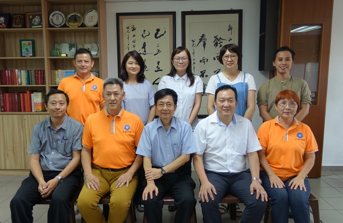 Meeting with Persatuan Bekas Penuntut Taiwan, Johor Bahru. In the front row, from the left, are: Deputy Head of the association Lee Ngin Hock, Head of the association Lim Cheng Ngiat, NSYSU Vice President for Academic Affairs Tsung-Lin Lee, Head of Sun Yat-sen University Taiwan Alumni Association of Malaysia Kelvin Pang, Deputy Head of the association Cheng Chiao Feng. In the back row are: Committee Member of the association Lim Hien Seng, Director Chloe Hsieh and Administrative Officer Chia-Chen Hung of the NSYSU Office of Academic Affairs, Director of Persatuan Bekas Penuntut Taiwan Johor Bahru Yap Wan Lu and NSYSU alumnus Skylar Yeo.