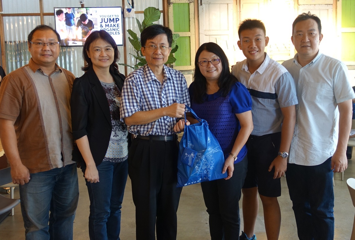 Visit to Sekolah Menengah Chung Hua (PSDN.) Klang. From the left are: Deputy Head of Sun Yat-sen Unversity Taiwan Alumni Association of Malaysia Toh Ying Song, Director Chloe Hsieh of the NSYSU Office of Academic Affairs, NSYSU Vice President for Academic Affairs Tsung-Lin Lee, Yoong Siat Kian – counselling teacher of Sekolah Menengah Chung Hua (PSDN.) Klang with her relative, Head of Sun Yat-sen University Taiwan Alumni Association of Malaysia Kelvin Pang.