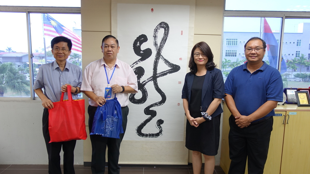 Meeting representatives of Chong Hwa High School S.B.R.. From the left are NSYSU Vice President for Academic Affairs Tsung-Lin Lee, Principal of the Chong Hwa High School S.B.R. Lee Poh Kow, Director Chia-Chen Hsieh of the NSYSU Office of Academic Affairs, and Deputy Head of Sun Yat-sen Unversity Taiwan Alumni Association of Malaysia Toh Ying Song.