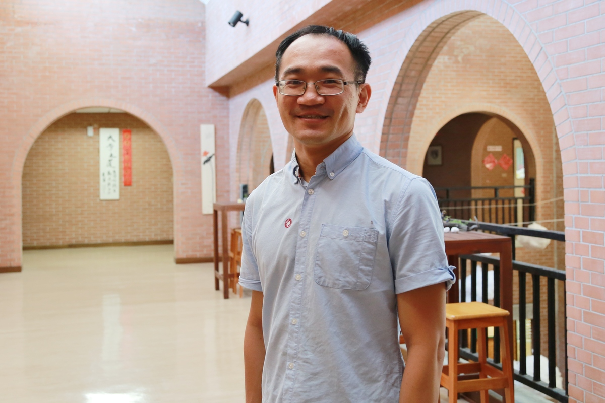 Assistant Professor Shin-Ming Huang of the Department of Physics at National Sun Yat-sen University was not only one of 17 Highly Cited Researchers in Taiwan in 2019, but also, in the past 1.5 years, with his international research teams, he published research results in 3 top international journals: Nature, Nature Materials and Science. His stunning research capacity drew international attention to academic circles in Taiwan specializing in physics.