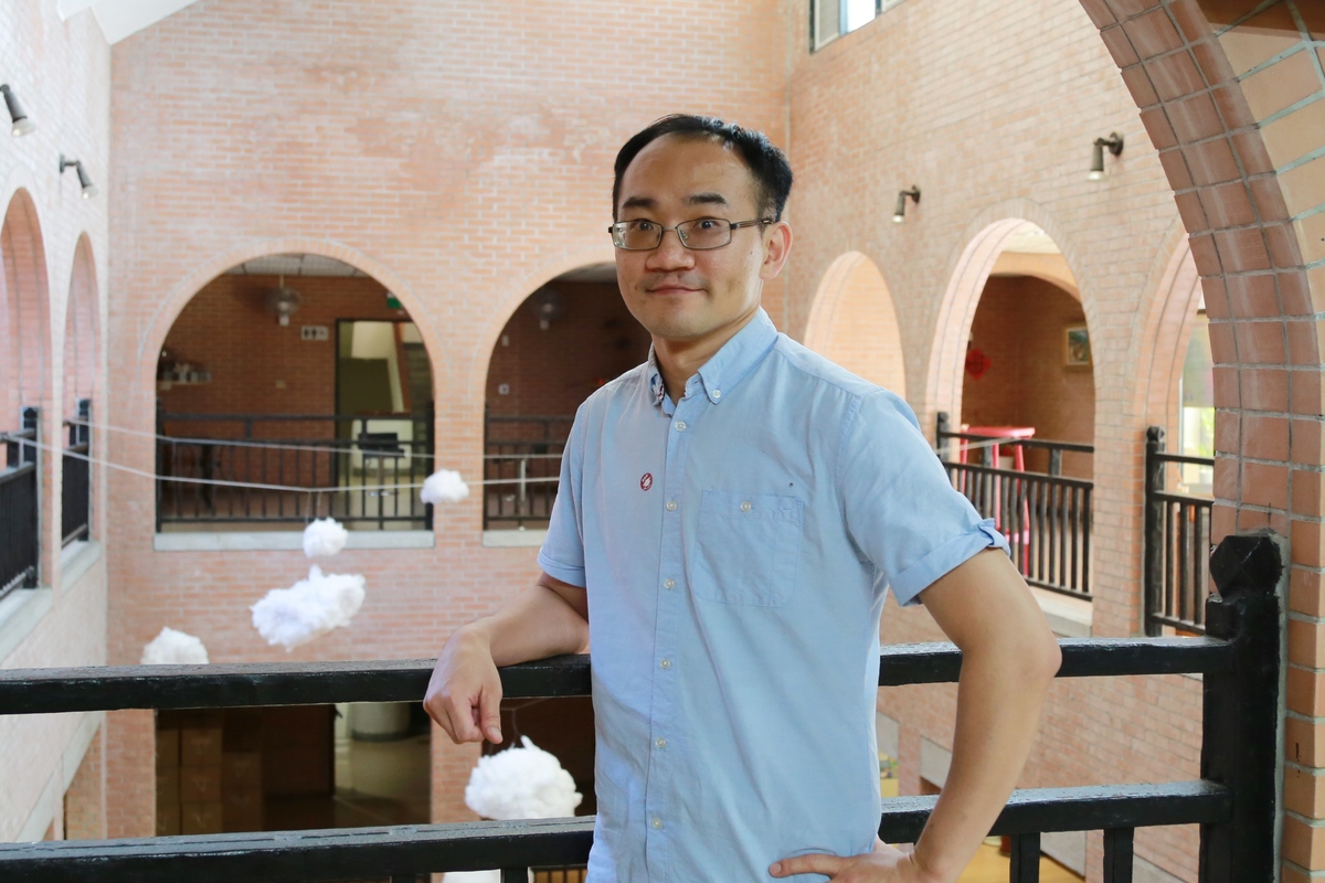 Assistant Professor Shin-Ming Huang of the Department of Physics at National Sun Yat-sen University was not only one of 17 Highly Cited Researchers in Taiwan in 2019, but also, in the past 1.5 years, with his international research teams, he published research results in 3 top international journals: Nature, Nature Materials and Science. His stunning research capacity drew international attention to academic circles in Taiwan specializing in physics.