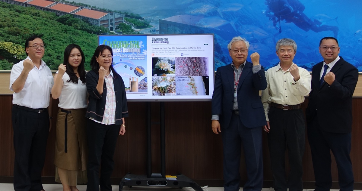 The research team at NSYSU found that PM1 from anthropogenic activity does not only cause worldwide air pollution but also enters the oceans. It accumulates in marine organisms and their offspring. From the left are Professor Chung-Shin Yuan of the Institute of Environmental Engineering, master program student Meng-Ying Kuo, Professor Li-Lian Liu, Distinguished Chair Professor Chen-Tung Arthur Chen, Associate Professor Yen-Hung Hsiao of the Department of Marine Biotechnology and Resources, and Assistant Professor Hon-Kit Lui of the Department of Oceanography of NSYSU.