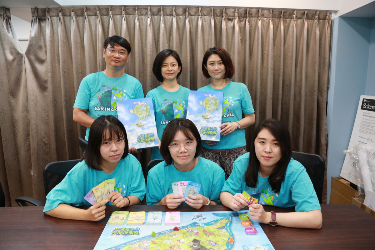 Aerosol Science Research Center (ASRC) at National Sun Yat-sen University launched an educational board game - “Protecting Gaia: A Battle for Better Air Quality”, and wants to give away around 1,000 copies to elementary and secondary schools in Kaohsiung to promote environmental awareness. Third from the right is Director of ASRC Associate Professor Chia C. Wang, third from the right is Professor Paichi Pat Shein – Director of the Education Promotion Division, ASRC.