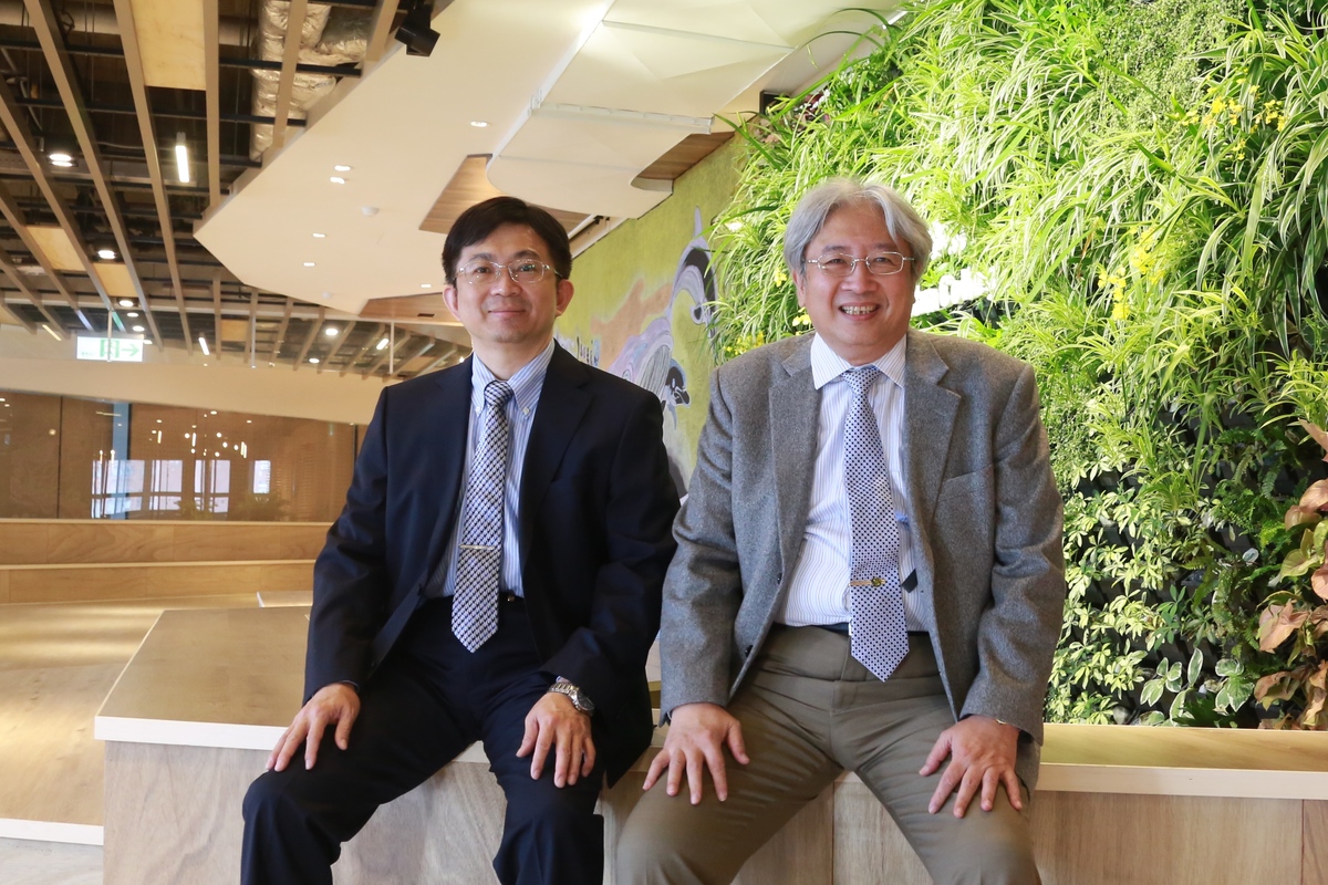Dean of the College of Engineering and of the Institute of Communications Engineering Professor Chih-Peng Li and Professor Jentaie Shiea of the Department of Chemistry receive the Outstanding Research Award