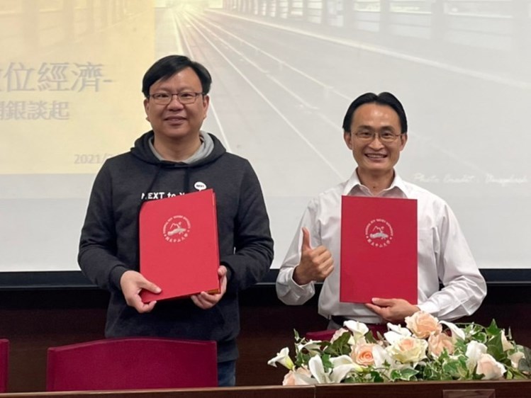 To cultivate new professionals for digital-only banking, Smart City& Smart Mobility Co-Learning Group of NSYSU tied an agreement with Next Bank on industry-academia cooperation, integrating both parties’ resources to cultivate students to become professionals, let them apply what they learned, and enhance their working skills.
