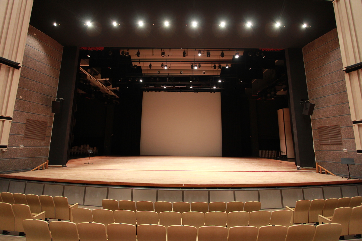 The 15 x 15 m stage of the Sun Yat-sen Hall can fit an F-16!
