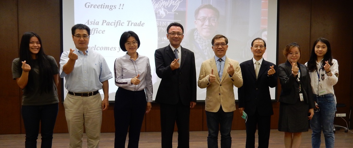 From the left is a student of the Entrepreneurship & Innovation Course, Vice President for Research and Development Che-Hsin Lin, Director of the Kaohsiung Education Division of the International Trade Institute Cheng-I Hsiung, NSYSU Senior Vice President I-Yu Huang, Director of the Wyoming - Asia Pacific Trade Office Chester Chu, Director Kwo-Shing Lai and Assistant Director Pei-Yu Lin of Kaohsiung Office, Bureau of Foreign Trade, MOEA, and a student of the Entrepreneurship & Innovation Course.
