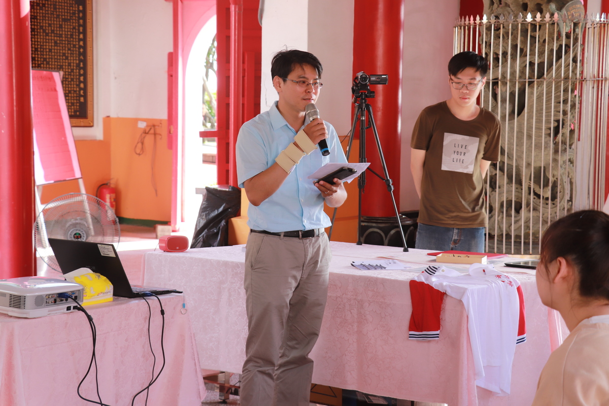 Associate Professor of the Department of Chinese Literature, NSYSU, Ching-Wen Luo organized the presentation of the survey results of the Minnan Folk Literature and Culture in the Ling Hsing Eighteen Lords Temple in Sizihwan Bay. / photo by Chun-Ya Liang